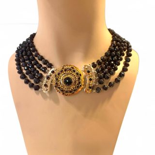 Vijf rijige granaat rouwketting met facetgeslepen kralen en 14 karaat geelgouden slot