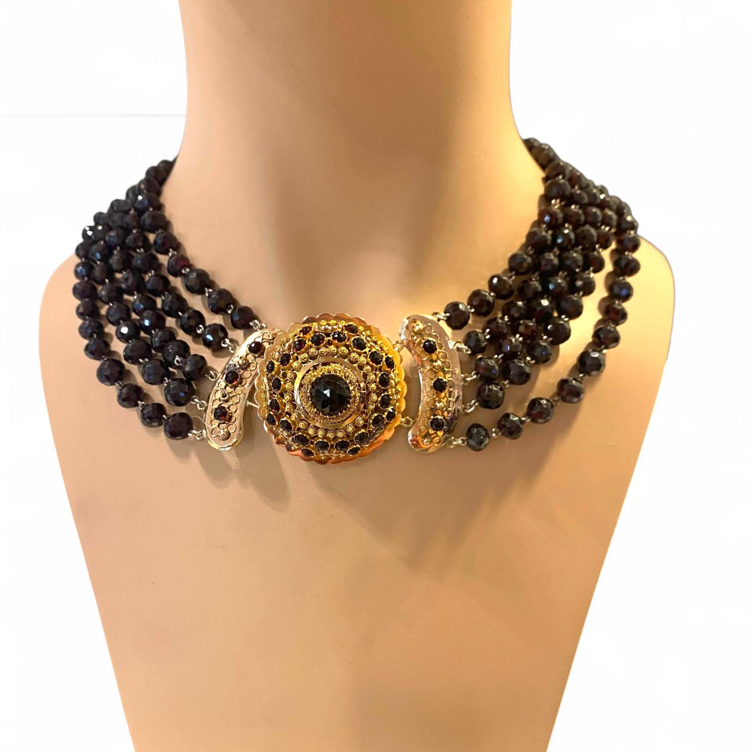 Vijf rijige granaat rouwketting met facetgeslepen kralen en 14 karaat geelgouden slot