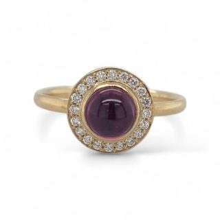 Handgemaakte 14k geelgouden ring met almandine granaat en halo van diamantjes