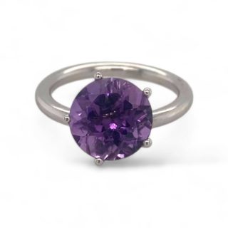 Gouden tuimelring met amethist in penta-chatonzetting van Arnold van Dodewaard