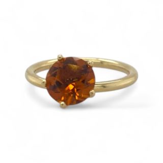 Gouden ring met een ronde, facetten geslepen palmier citrien edelsteen op een witte achtergrond