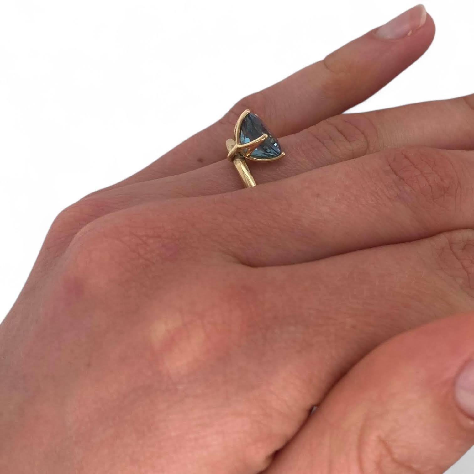 Geelgouden tuimel penta ring met Ocean blue topaas -14k - eigen atelier #27907 - Afbeelding 5