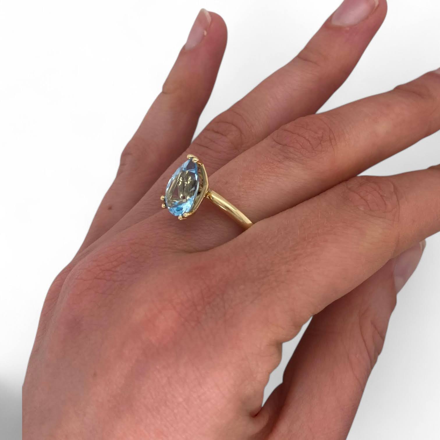 Geelgouden tuimel penta ring met druppel sky blue topaas -14k - eigen atelier #25694 - Afbeelding 4