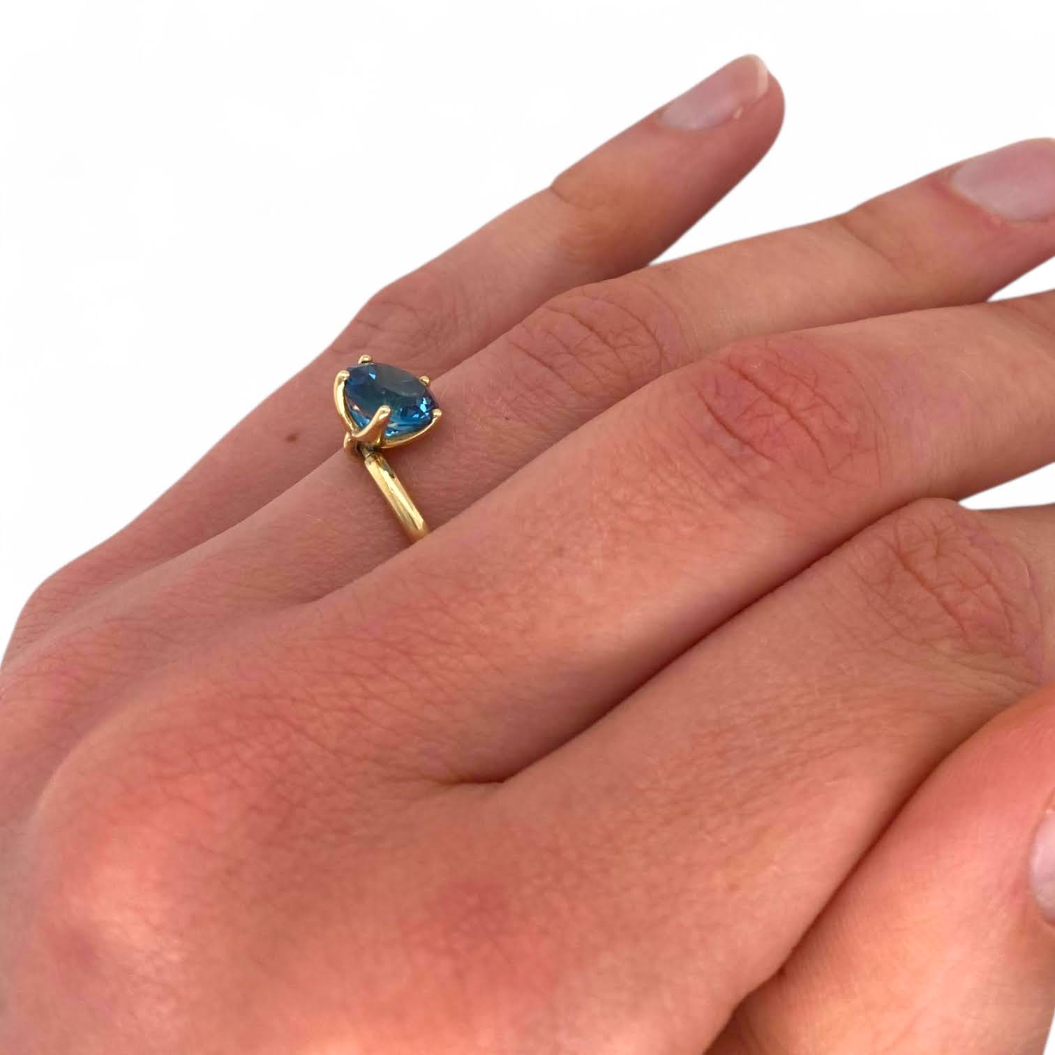 Geelgouden tuimel penta ring met london blue topaas -14k - eigen atelier #25577 - Afbeelding 5