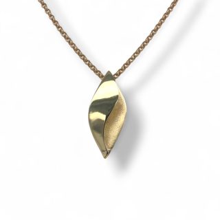 Handgemaakte 14k gouden hanger met golvend driedimensionaal design en matte en glanzende afwerking