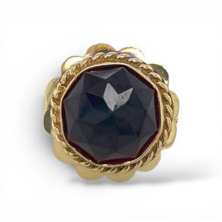 Geelgouden vintage ring met ronde facetgeslepen granaat in gegraveerde schulprand