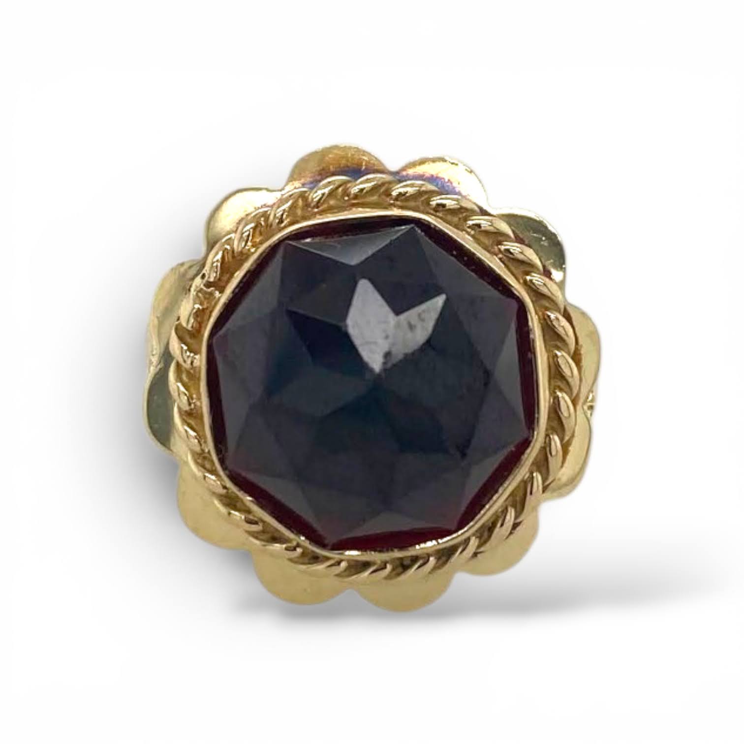 Geelgouden vintage ring met ronde facetgeslepen granaat in gegraveerde schulprand