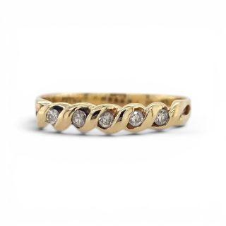 Gouden alliance ring met vijf diamanten in getordeerde zetting