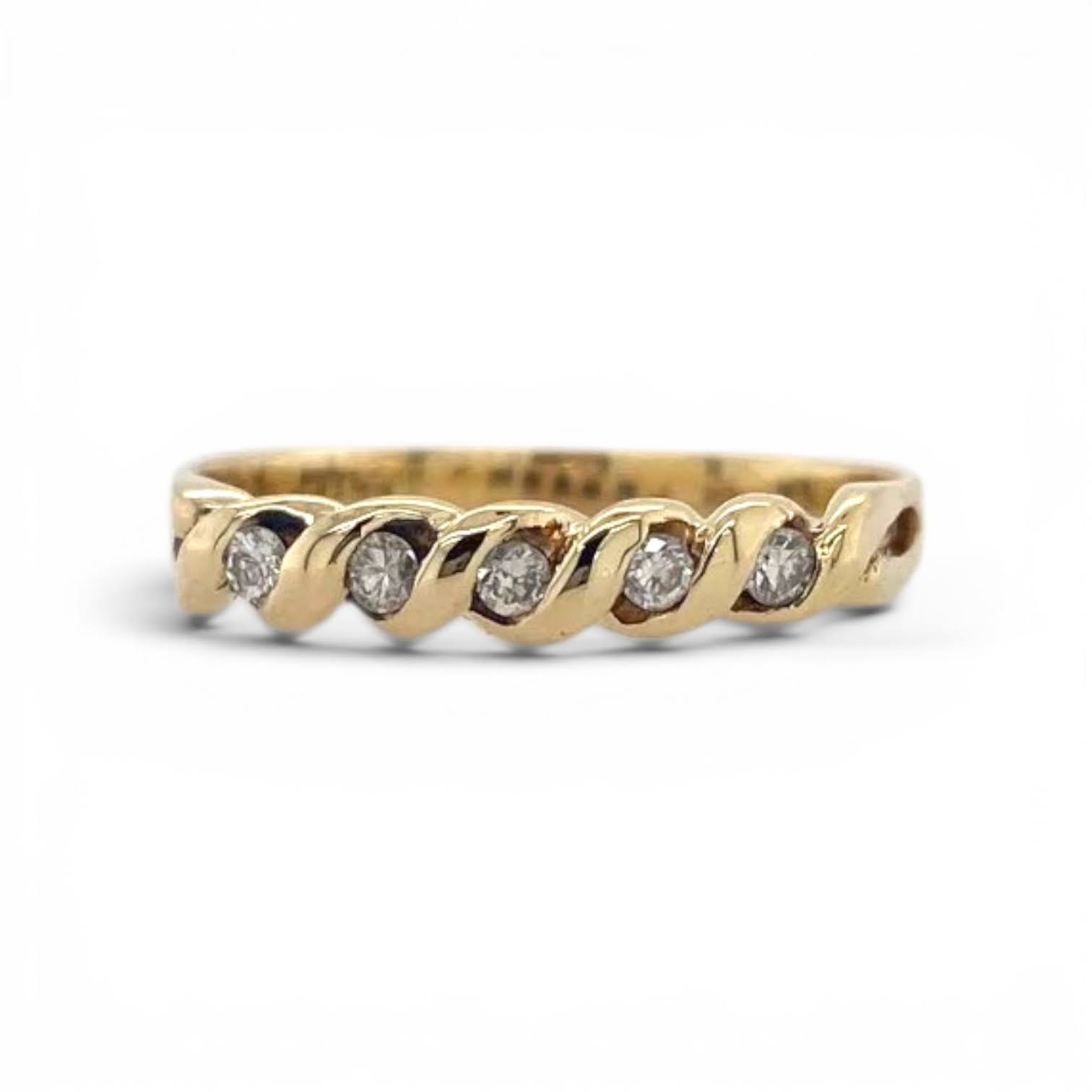 Gouden alliance ring met vijf diamanten in getordeerde zetting