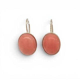 Elegante oorhangers met angelskin bloedkoraal in zachtroze tint