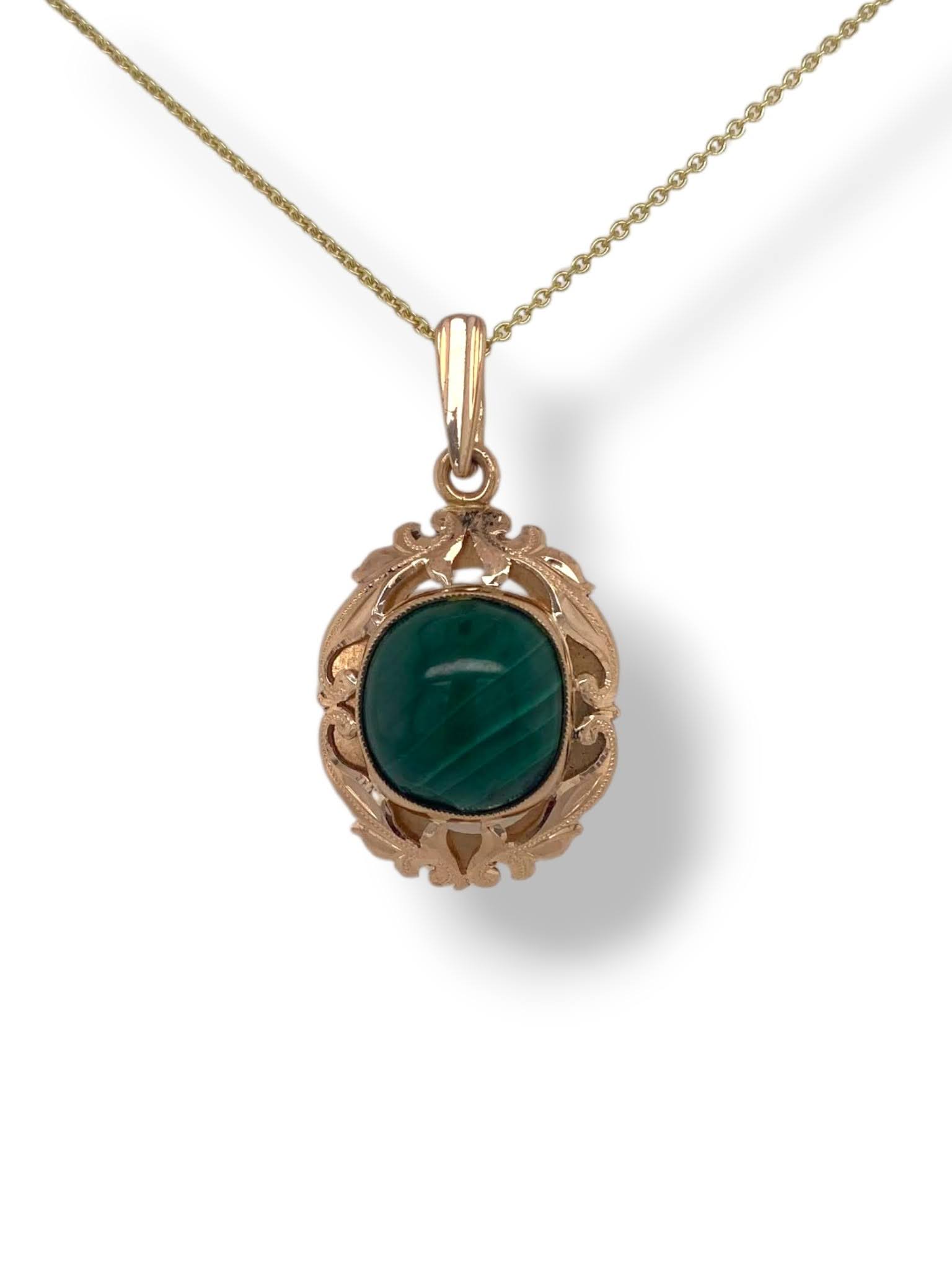 14 karaat geelgouden hanger met cabochon malachiet en antiek bladermotief