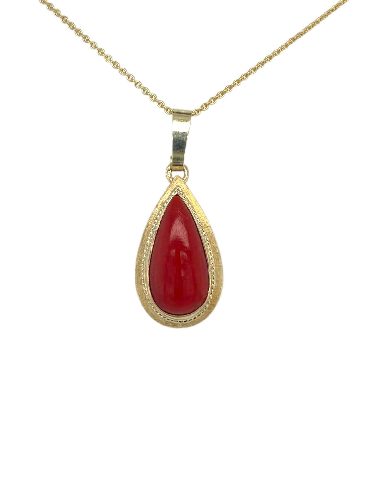 14 karaat geelgouden hanger met druppelvormige bloedkoraal in klassieke zetting