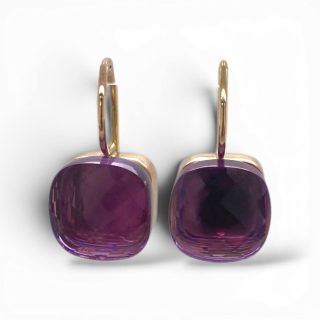 Gouden oorhangers met grote vierkante facet geslepen amethisten in Pomellato-stijl zetting