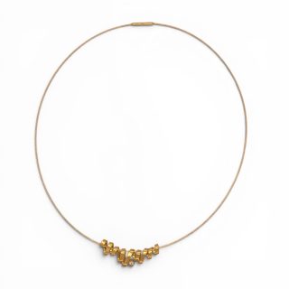 Massief gouden kabelcollier van 45 cm met getordeerde draad van 0,5 mm en elegante halfronde vorm.
