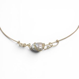 Exclusieve handgemaakte geelgouden hanger met een grote barokparel en drie diamanten. Een uniek ontwerp uit eigen atelier, vervaardigd met vakmanschap en oog voor detail.