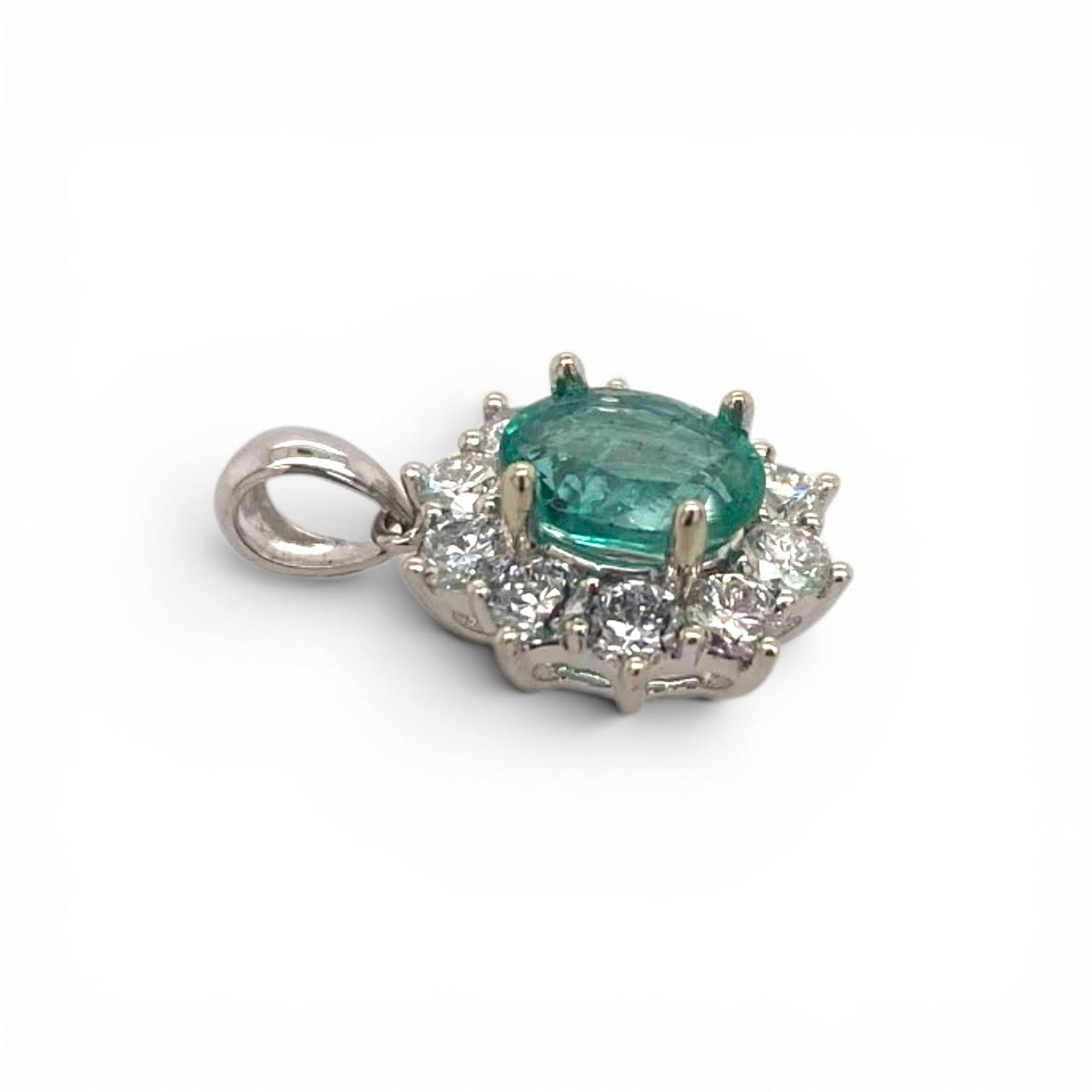 Witgouden hanger met smaragd in diamant entourage #29140 - Afbeelding 3