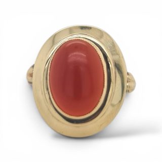Vintage ring met ovale carneool in brede gepolijste zetting