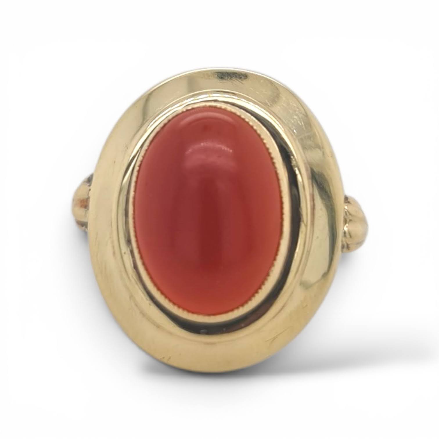 Vintage ring met ovale carneool in brede gepolijste zetting