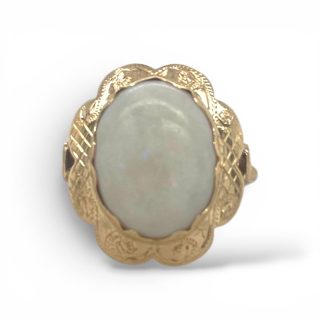 Vintage gouden ring met witte melkopaal en handgegraveerde zetting met klassieke ruitvormige details