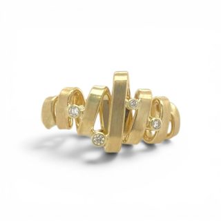 Handgemaakte gouden ring met wikkelmotief en vier diamanten.