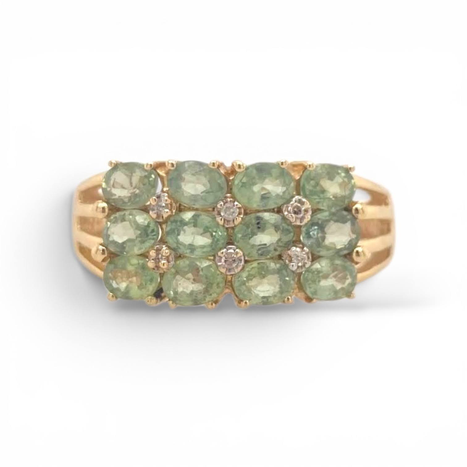 Statementring met 12 mintkwartsstenen, 6 diamantjes en een elegante taps toelopende ajour band.