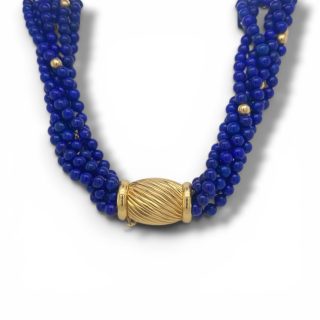 Exclusief vintage torsade collier van zes strengen intens blauw Lapis Lazuli met gouden tussenkralen en een 14 karaat geelgouden slot.