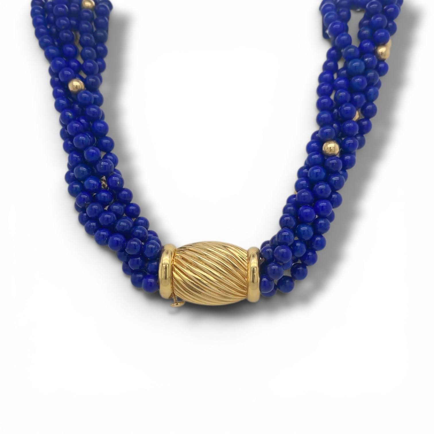 Exclusief vintage torsade collier van zes strengen intens blauw Lapis Lazuli met gouden tussenkralen en een 14 karaat geelgouden slot.