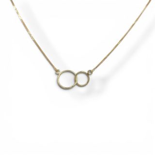 Gouden choker collier met twee vrij bewegende ringen in verschillende formaten aan een fijne gourmetschakel.
