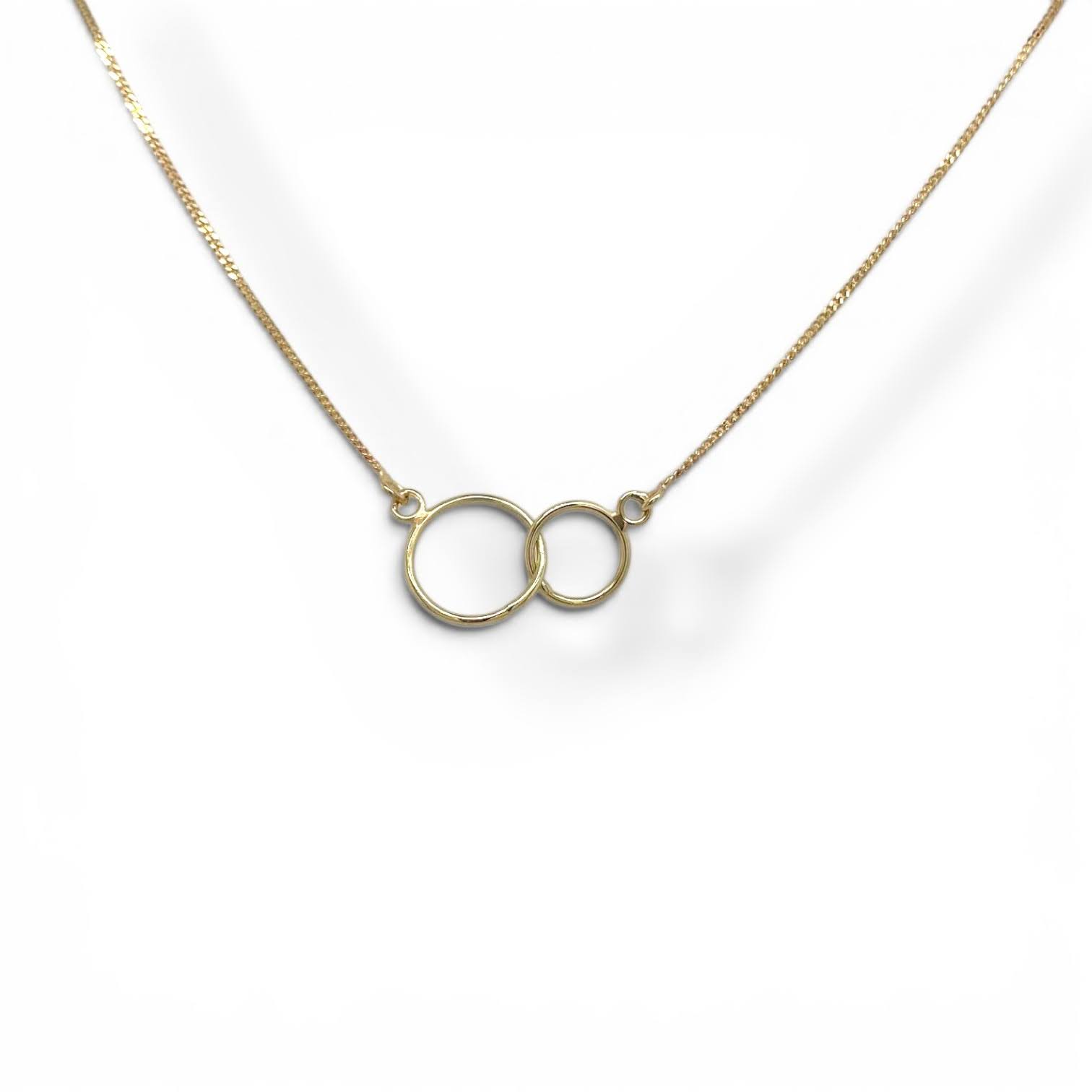 Gouden choker collier met twee vrij bewegende ringen in verschillende formaten aan een fijne gourmetschakel.