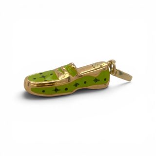 14 karaat gouden loafer bedel met lichtgroen emaille en donkergroene details in de vorm van een klassieke loafer.