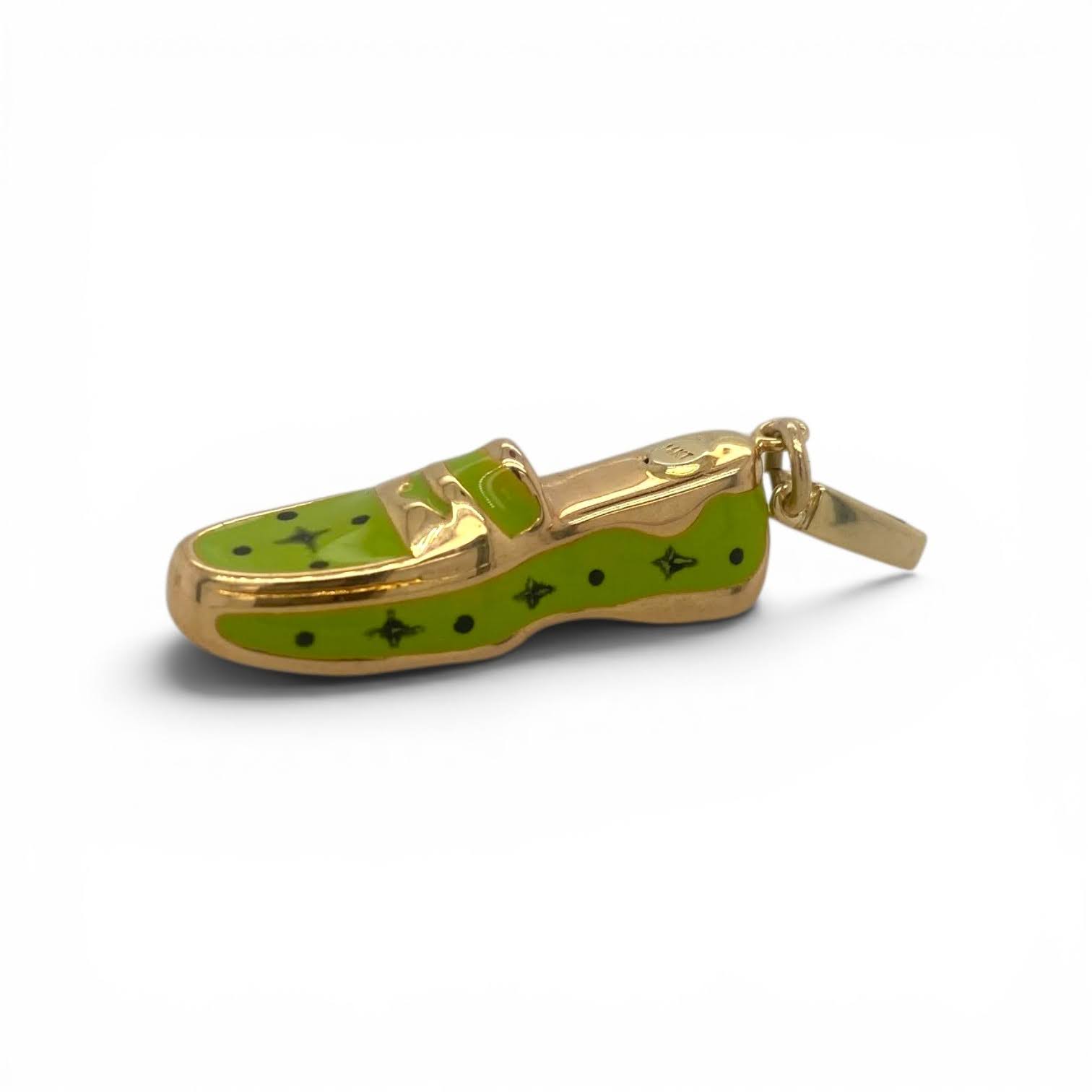 14 karaat gouden loafer bedel met lichtgroen emaille en donkergroene details in de vorm van een klassieke loafer.