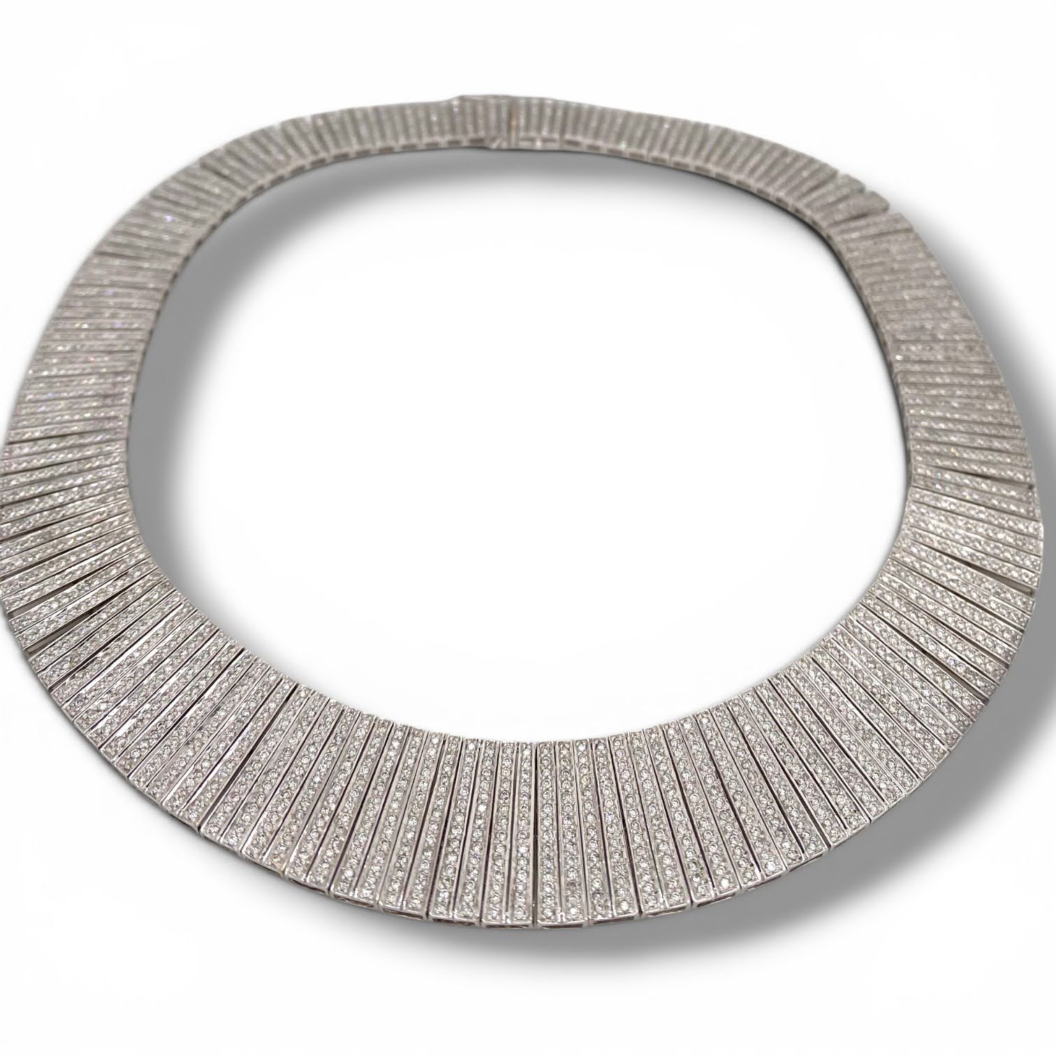 Vintage diamanten chokercollier in 18 karaat witgoud met 30,87 karaat pavé gezette diamanten
