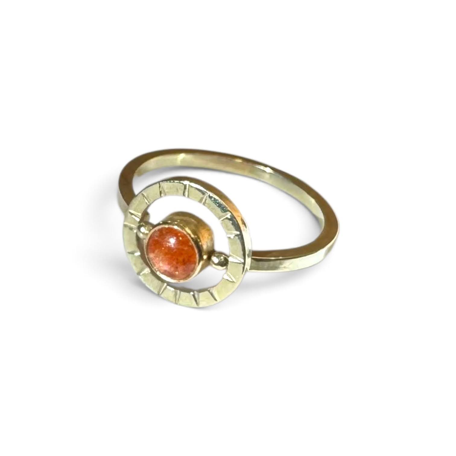 Handgemaakte gouden ring met vurige oranje zonnesteen en zonnestraalgravures