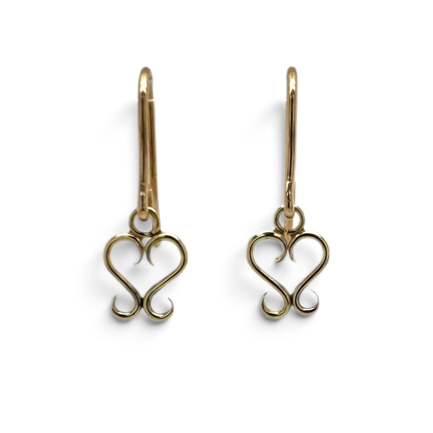 Handgemaakte gouden oorhangers met twee zwaantjes die samenkomen als een hartje