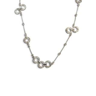 Lang zilveren collier met fijne staafjes en sculpturale ringen