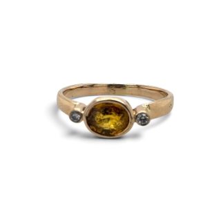 Vintage ring met gele saffier en twee diamanten