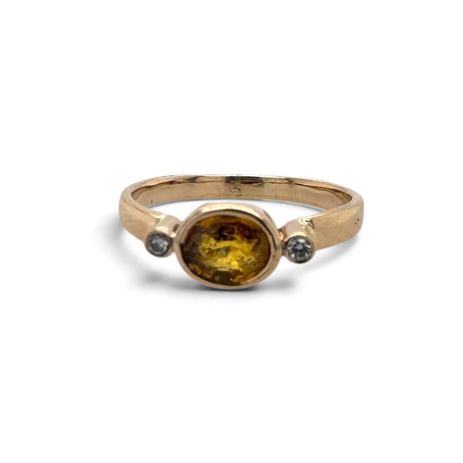 Vintage ring met gele saffier en twee diamanten