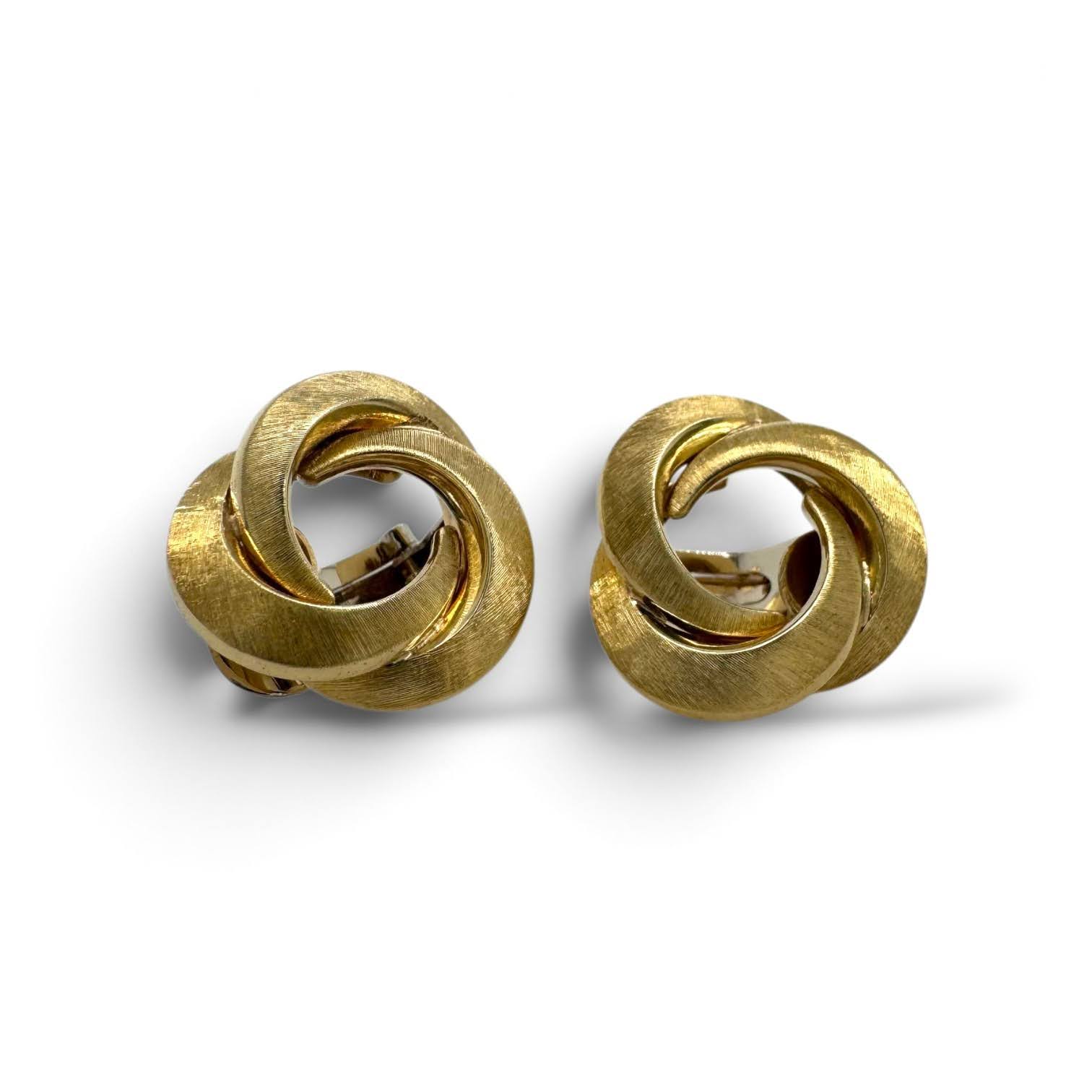 Vintage gouden oorknoppen in love knot ontwerp met clipsluiting