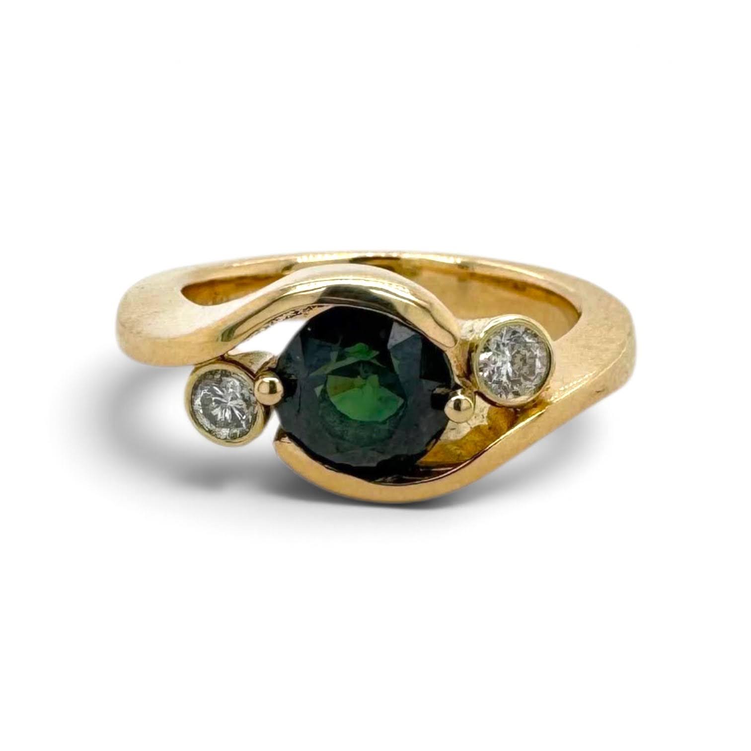 Groene saffier ring met twee diamanten in gladomzetting