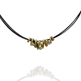 14 karaat gouden wikkelhanger met drie diamanten aan een zwart nylon collier