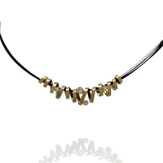 14 karaat gouden wikkelhanger met vier diamanten aan zwart nylon collier