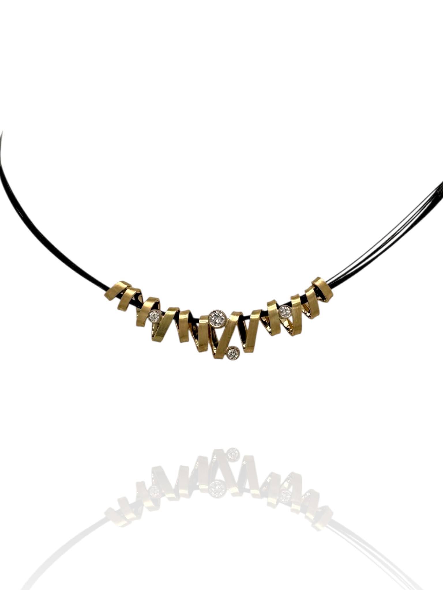 14 karaat gouden wikkelhanger met vier diamanten aan zwart nylon collier