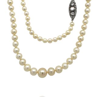 Lange parelketting van cultivéparels met diamanten en witgouden bakslot