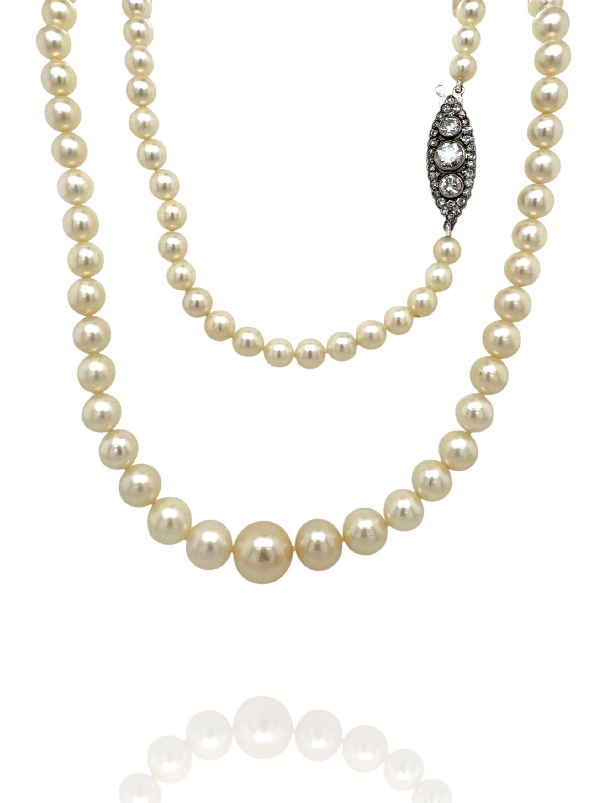 Lange parelketting van cultivéparels met diamanten en witgouden bakslot