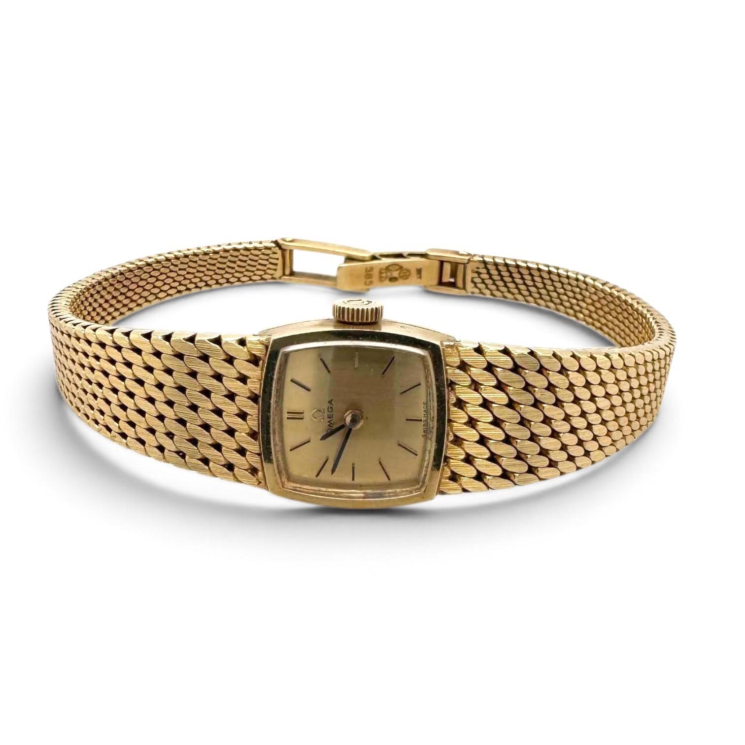 Alt-tekst: Gouden vintage Omega dameshorloge met mechanisch uurwerk uit de jaren 60 of 70