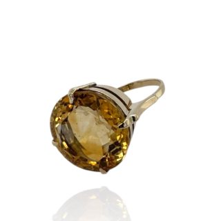 Gouden ring met grote oranje citrien van 16 mm en subtiele zetting.