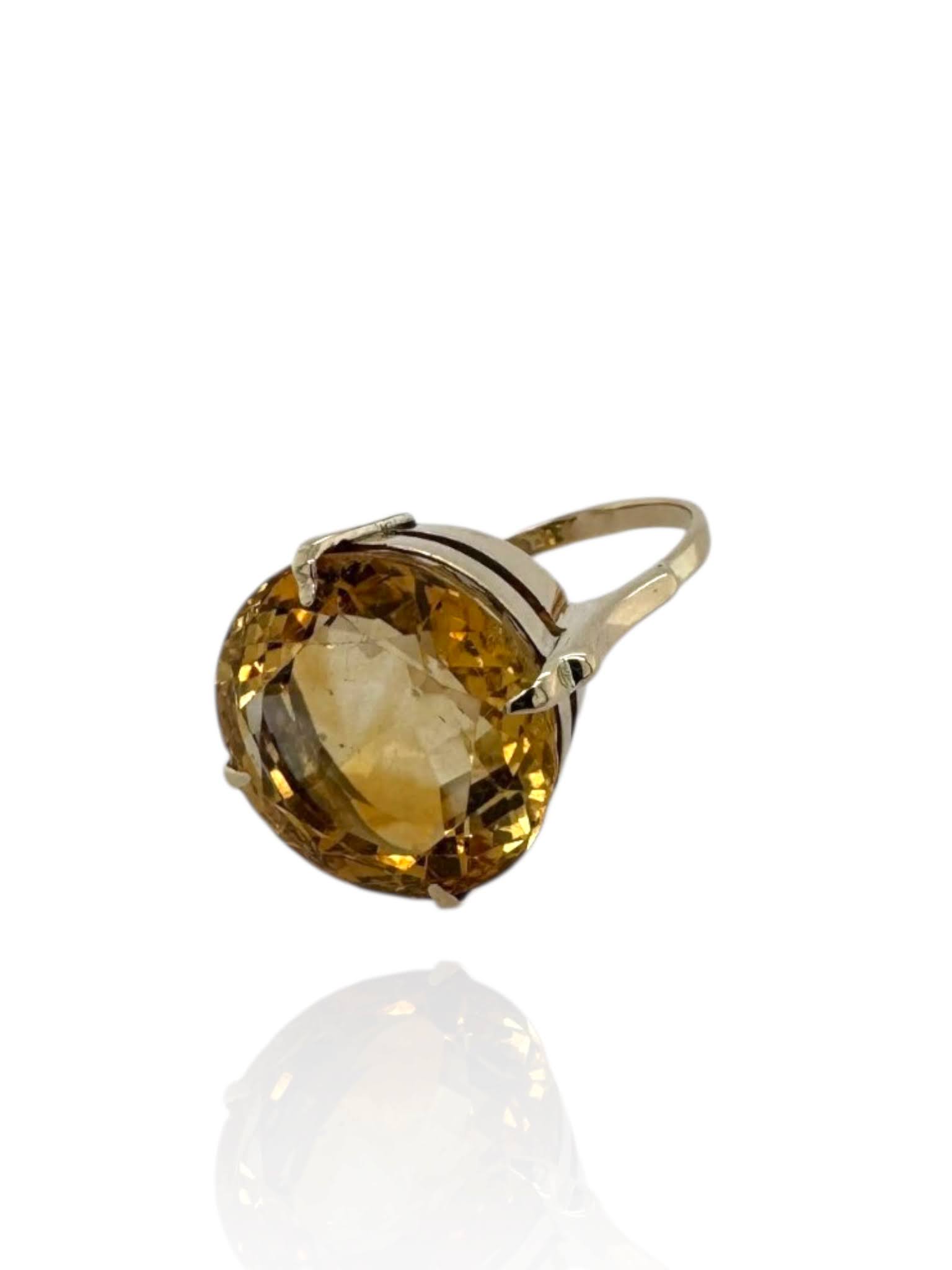Gouden ring met grote oranje citrien van 16 mm en subtiele zetting.